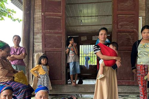 Clip cán bộ xã ở Nghệ An vượt nước lũ đục ngầu di dân trong mưa gió