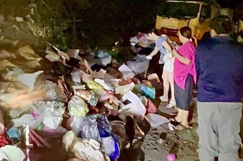 Cụ bà vứt nhầm kỷ vật quý, nhân viên vệ sinh lục tung cả đống rác tìm hộ
