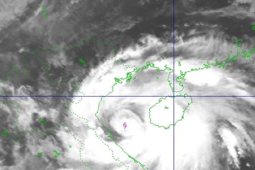 TIN NHANH VỀ BÃO SỐ 5 (LÚC 07 GIỜ NGÀY 25/8): cách Nghệ An khoảng 160km về phía Đông Đông Nam