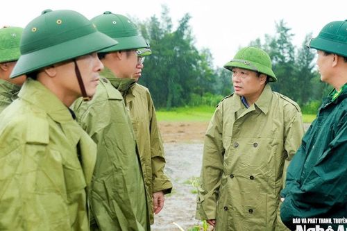 Chủ tịch UBND tỉnh Nghệ An Lê Hồng Vinh kiểm tra công tác ứng phó bão số 5 tại các điểm xung yếu
