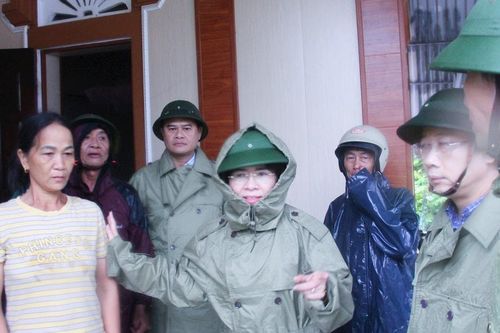 Phó Bí thư Tỉnh ủy Võ Thị Minh Sinh kiểm tra, chỉ đạo công tác ứng phó với bão số 5 tại xã Hải Lộc