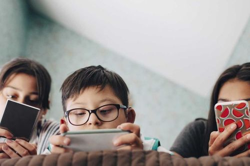 6 cách phụ huynh nên áp dụng để hạn chế trẻ em tiếp xúc với màn hình điện tử