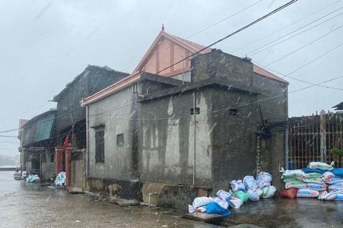 Quỳnh Phú: Người dân 'dựng tường cát' chống chọi gió bão và sóng biển