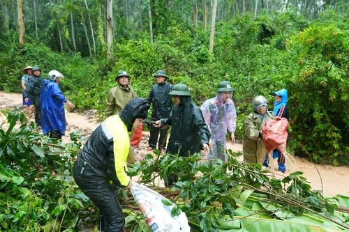 Lực lượng chức năng khẩn trương xử lý sạt lở, nguy cơ ngập lụt giúp người dân trong mưa bão