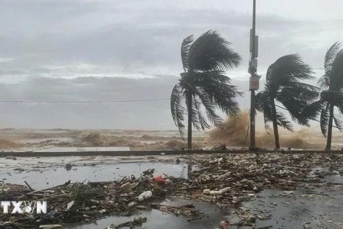 Thanh Hóa: Ảnh hưởng bão số 5, biển Sầm Sơn sóng lớn, thủy triều tràn qua đê