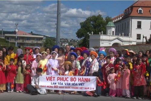'Việt phục bộ hành' – Lan tỏa văn hóa Việt ra thế giới