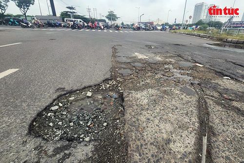 TP Hồ Chí Minh: Đường Nguyễn Văn Linh xuống cấp, tiềm ẩn nguy cơ mất an toàn giao thông