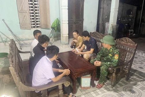 Bộ đội Biên phòng Thanh Hóa hỗ trợ người dân di dời khẩn cấp tránh bão số 5