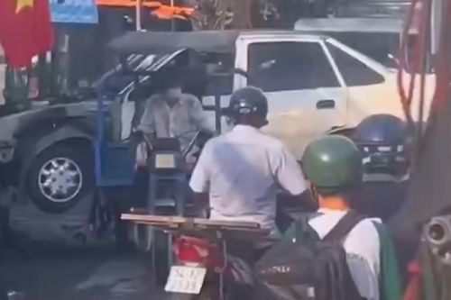 TP Hồ Chí Minh: Xử phạt và tạm giữ xe ba gác chở ô tô gây ùn ứ giao thông