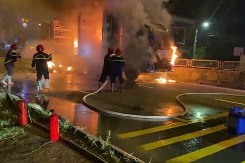 Quảng Ngãi: Ô tô đang lưu thông bị cháy rụi