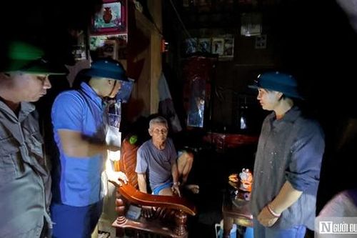 Nghệ An di dời khẩn cấp người dân xã biên giới trong đêm