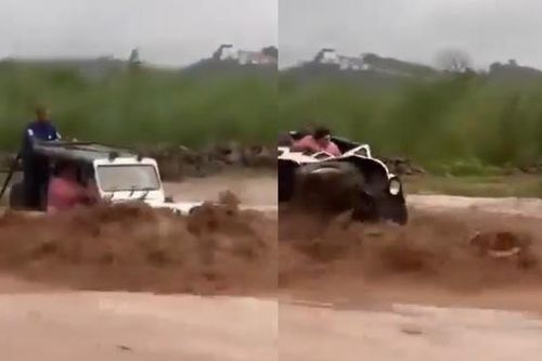 Ô tô bị nước lũ cuốn trôi, 2 người trên xe may mắn sống sót