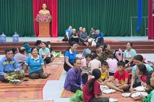 Những suất cơm nghĩa tình giữa bão số 5