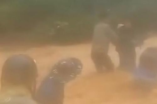 Xúc động video cán bộ xã biên giới vượt lũ dữ đưa người dân đến nơi an toàn