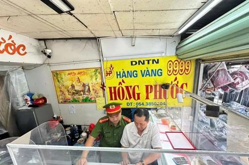 Đang làm ruộng bên đường, người phụ nữ bị đối tượng bịt mặt giật dây chuyền