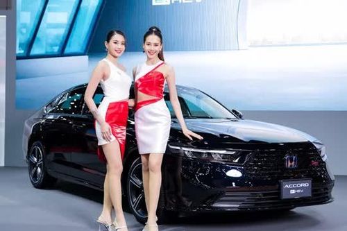 'Kẻ ngáng đường' Toyota Camry trình làng: Động cơ hybrid, giá hơn 1,2 tỷ đồng