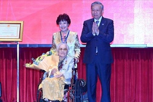 Tổng bí thư Tô Lâm trao tặng bà Nguyễn Thị Bình danh hiệu Anh hùng Lao động