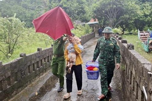 Thanh Hóa: Bộ đội Biên phòng xuyên đêm di dời hơn 400 người dân đến nơi tránh trú bão