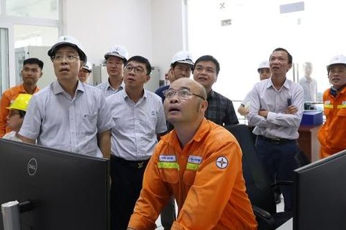 EVNNPT lập 2 đoàn công tác ứng trực tại vùng tâm bão số 5