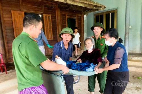 Hình ảnh đẹp của Công an Hà Tĩnh giúp người dân giữa bão lũ