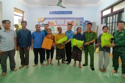 Quảng Trị: Cán bộ xã miền núi đưa dân khỏi vùng sạt lở