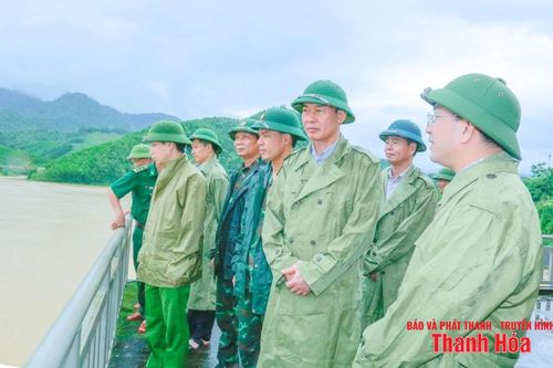 Phó Bí thư Tỉnh ủy, Chủ tịch Ủy ban MTTQ tỉnh Trịnh Tuấn Sinh kiểm tra các công trình thủy lợi trước khi bão số 5 đổ bộ