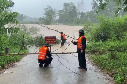 Bão số 5 càn quét làm hàng trăm ngôi nhà tốc mái, hơn 16.300 ha lúa bị ngập