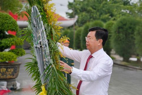 An Giang tổ chức viếng Nghĩa trang Liệt sĩ tỉnh, nhân kỷ niệm 80 năm Cách mạng tháng Tám và Quốc khánh 2/9