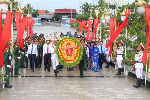 Lãnh đạo tỉnh An Giang viếng Nghĩa trang Liệt sĩ tỉnh