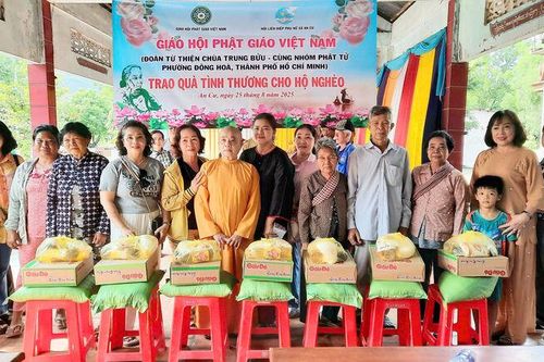 Tặng 200 suất quà cho người dân xã An Cư