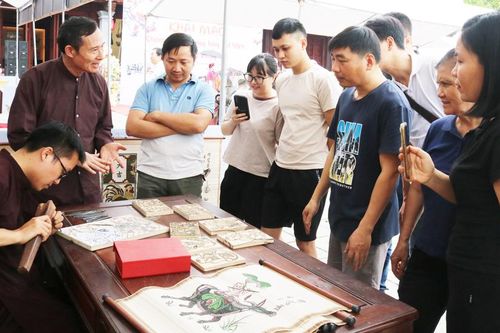 Lấp lánh tranh điệp Đông Hồ tại triển lãm thành tựu đất nước