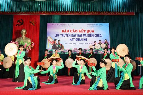 Truyền dạy hát quan họ, diễn chèo cho học sinh