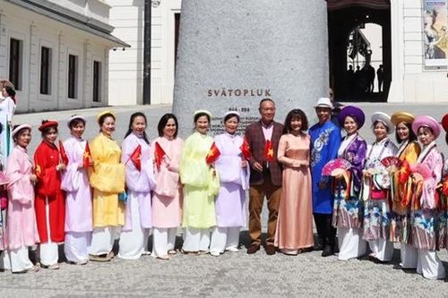'Việt phục bộ hành' - Lan tỏa văn hóa Việt ra thế giới