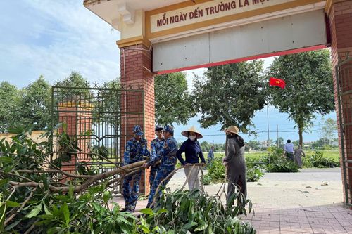 Hải đội 137 giúp nhân dân tỉnh Nghệ An phòng chống bão số 5