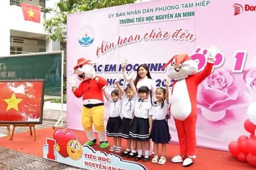 Học sinh lớp 1 rộn ràng, tươi vui đến trường