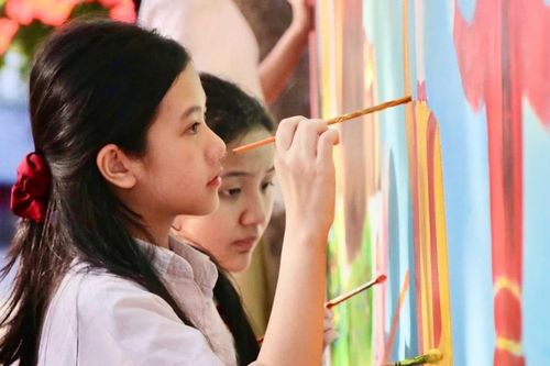 'Đất võ trời văn' hiện lên trong những bức bích họa