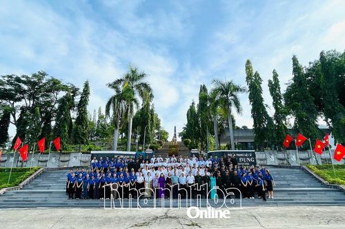 Khánh thành công trình 'Đường cờ Tổ quốc' tại Nghĩa trang liệt sĩ Hòn Dung