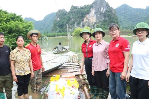 Hội Chữ thập đỏ tỉnh hỗ trợ khẩn cấp cho các hộ dân bị ảnh hưởng bởi mưa lũ tại xã Cai Kinh