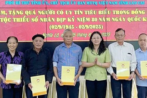 Đồng chí Giàng Thị Dung, Phó Bí thư Tỉnh ủy, Chủ tịch Ủy ban MTTQ Việt Nam tỉnh Lào Cai thăm và tặng quà tại phường Nghĩa Lộ