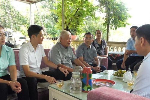 MTTQ Việt Nam tỉnh thăm, tặng quà người có uy tín tiêu biểu các xã Cốc San, Hợp Thành, Gia Phú