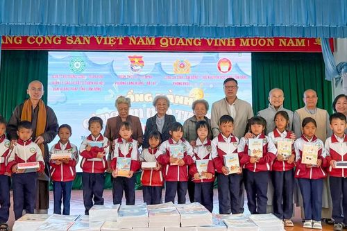 Tặng 2.500 bút, vở cho học sinh phường Lang Biang - Đà Lạt
