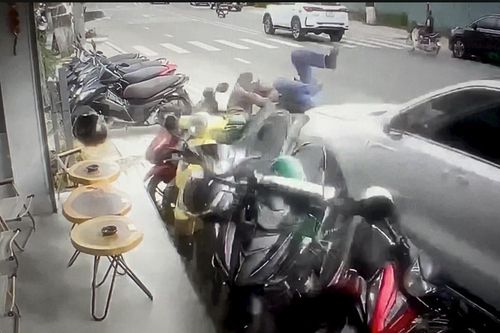Ô tô tông hàng loạt xe máy trên vỉa hè, tài xế khai do buồn ngủ