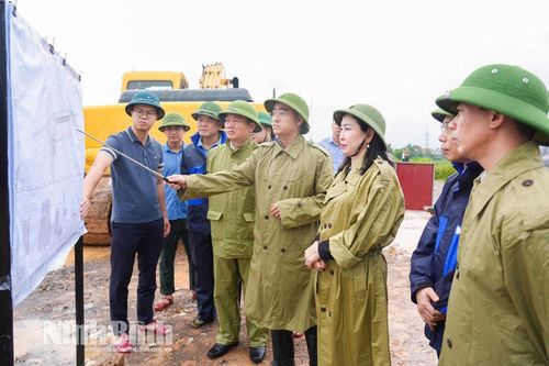 Đồng chí Phó Bí thư Thường trực Tỉnh ủy Đinh Thị Lụa kiểm tra công tác ứng phó với bão số 5