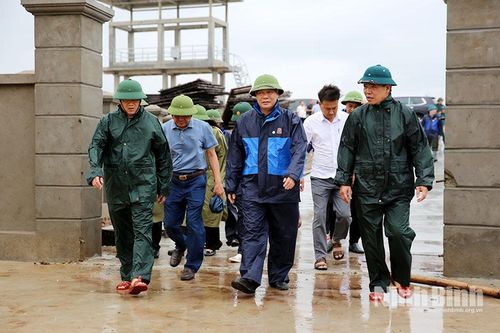 Đồng chí Phó Bí thư Tỉnh ủy, Chủ tịch HĐND tỉnh Lê Quốc Chỉnh kiểm tra công tác ứng phó bão số 5