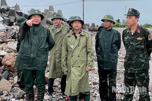 Quân khu 3 kiểm tra các tuyến đê biển trọng yếu tại xã Hải Thịnh