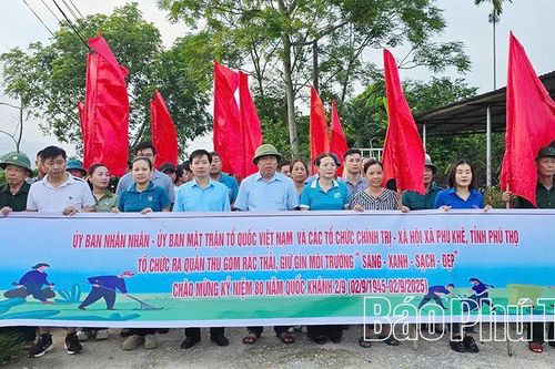 Phú Khê tưng bừng ra quân vệ sinh môi trường