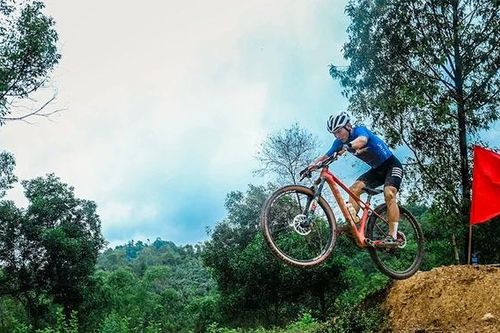 Vượt giông bão, xe đạp địa hình tranh tài hấp dẫn