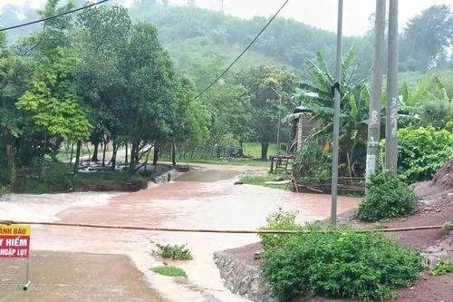 Mưa lớn làm nhiều địa bàn ngập lụt, chia cắt