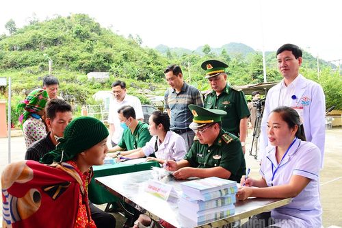 Khám và cấp thuốc miễn phí tại xã biên giới Sơn Vĩ