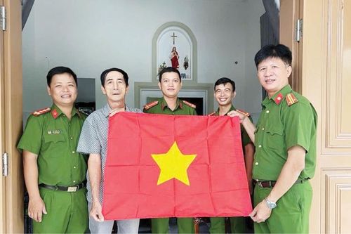 Đức tin tôn giáo song hành cùng niềm tin chính trị - Bài 1: 'Hạt giống đỏ' trong vùng đồng bào có đạo